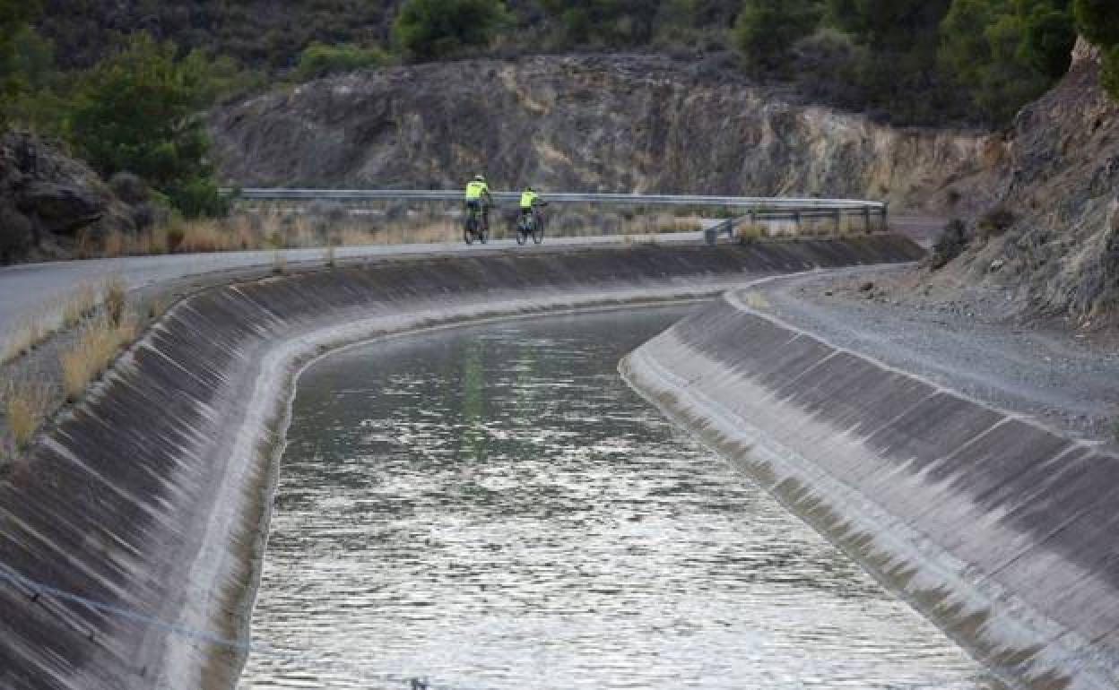 Trasvase Tajo-Segura a su paso por Sierra Espuña. 