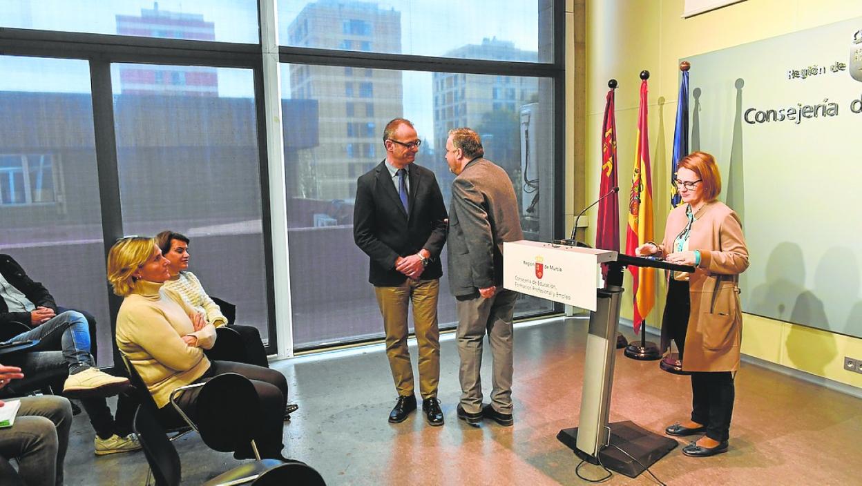 El consejero, el director de Atención a la Diversidad y la organizadora del congreso. 