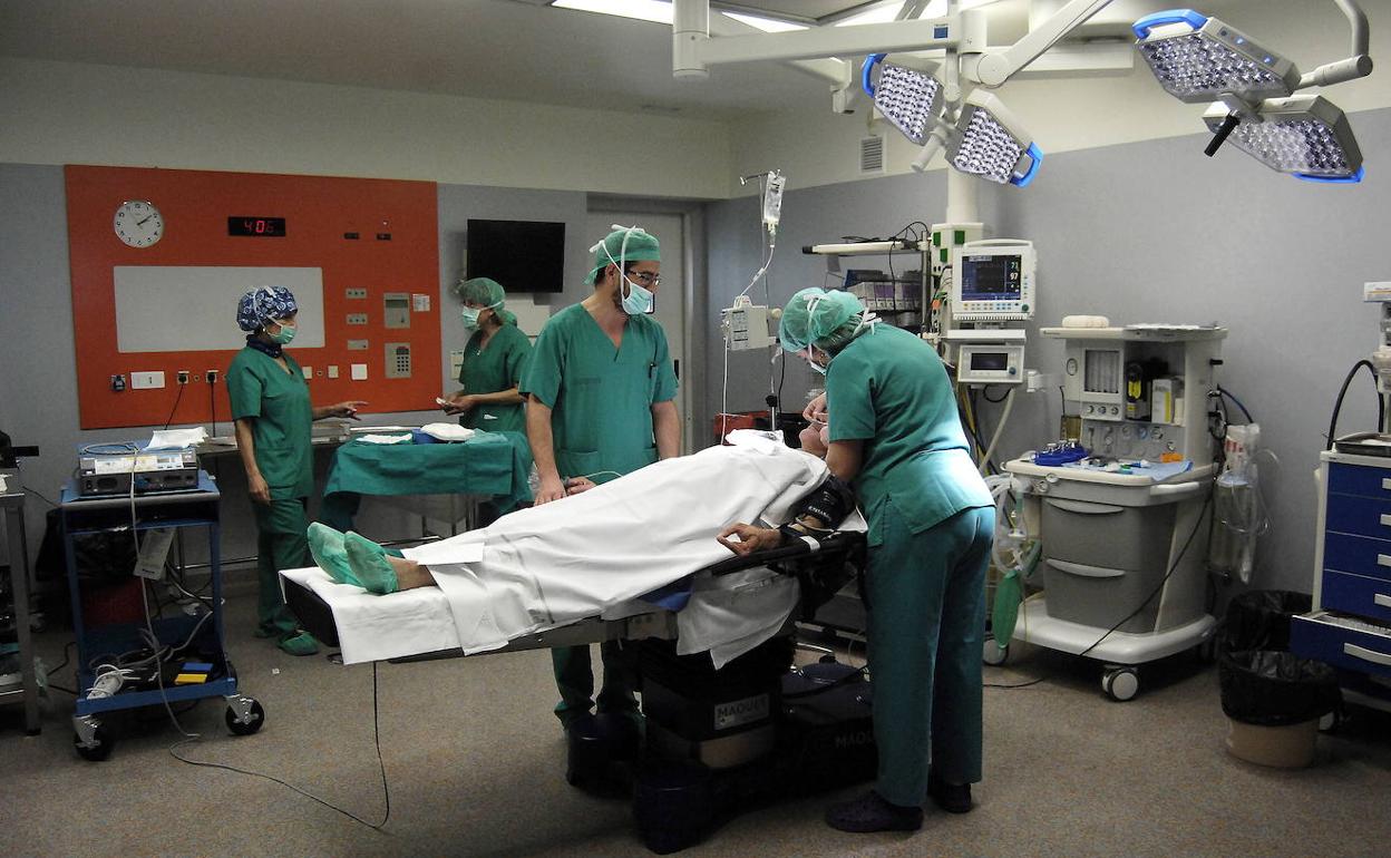 Sanitarios atienden a un paciente en quirófano, en una imagen de archivo. 