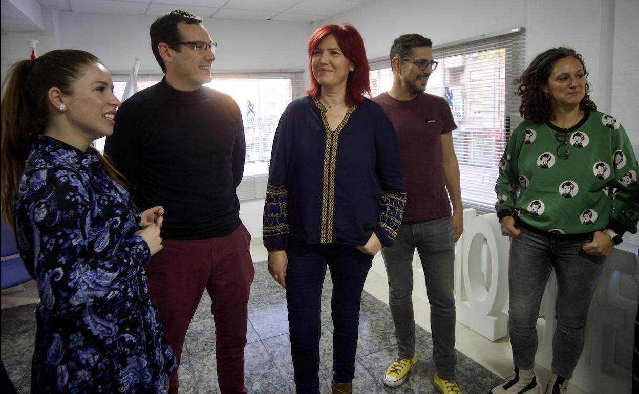 Amelia Corominas (centro), junto a miembros del equipo de su candidatura.