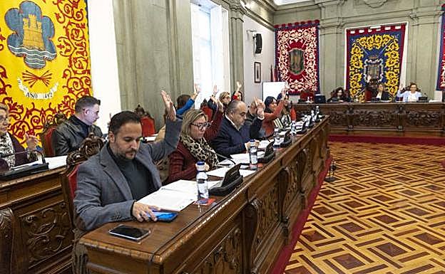 Ediles en la bancada del Gobierno municipal, durante la votación del Pleno del pasado jueves. 