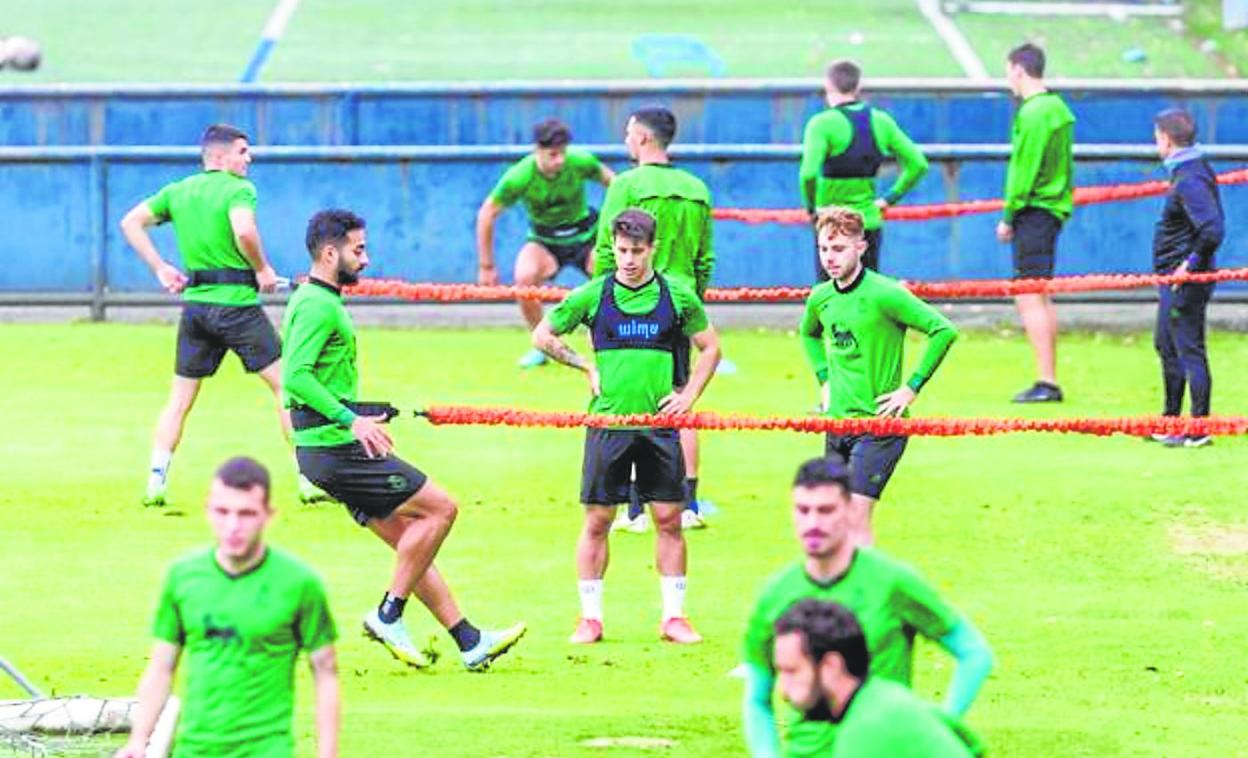 Alfon González, en el centro de la imagen, en un entrenamiento de esta temporada con el Racing de Santander. 