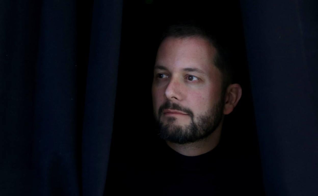 Sergio Porlán, entrando a su instalación 'Larva', que podrá disfrutarse hasta el 17 de febrero en el Cuartel de Artillería, en Murcia. 