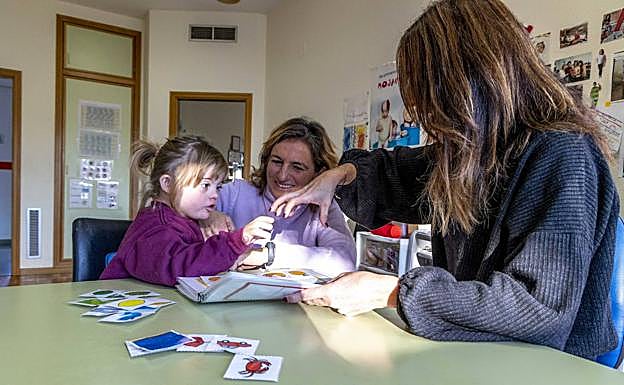 Pilar (i), con su hija Elsa y la profesional de Asido Cartagena, Alicia Alcaraz. 