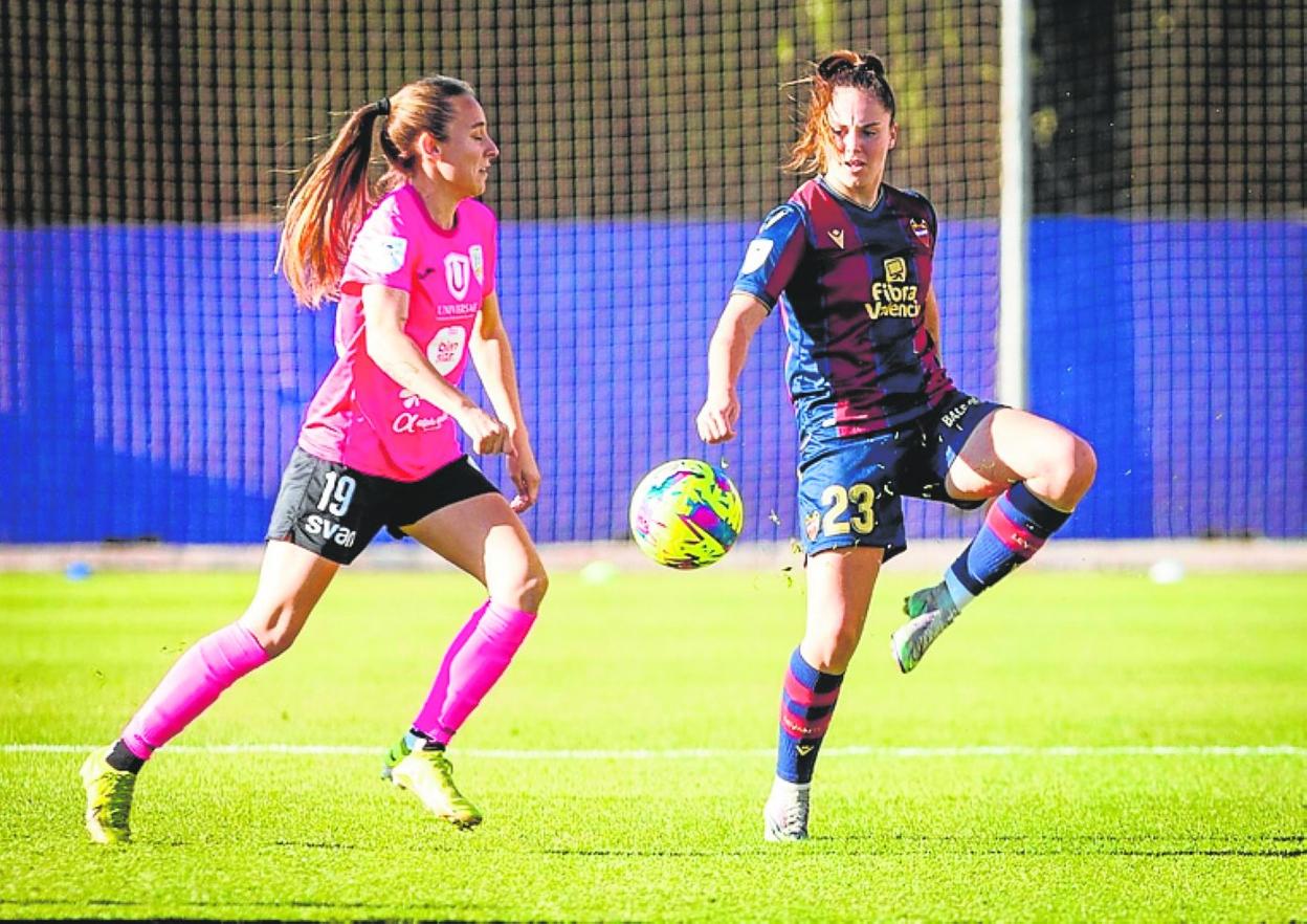 Marina Martí (iz.) y Erika González pugnan por el balón, ayer. 