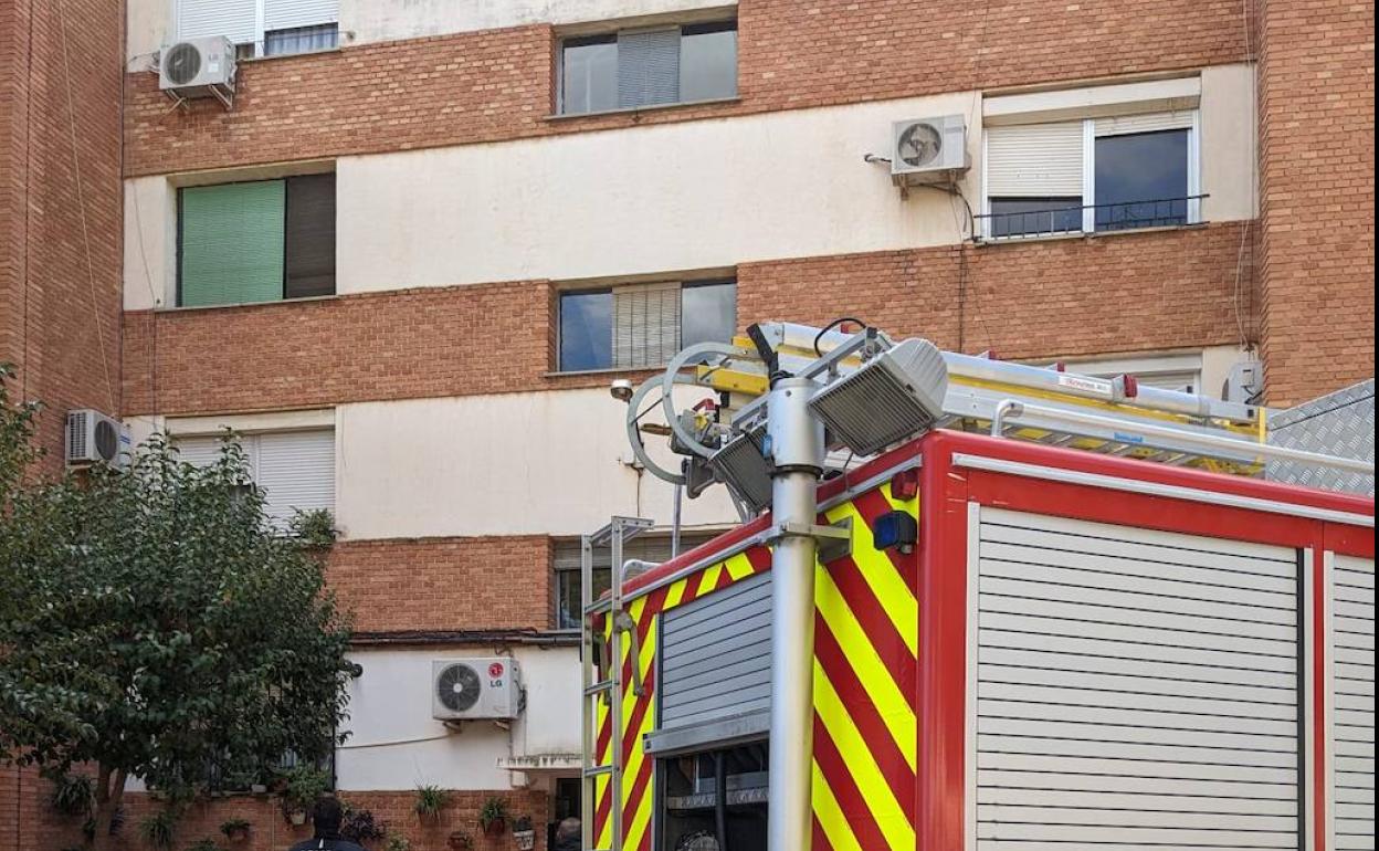 Camión de bomberos frente al edificio donde se originó el incendio.