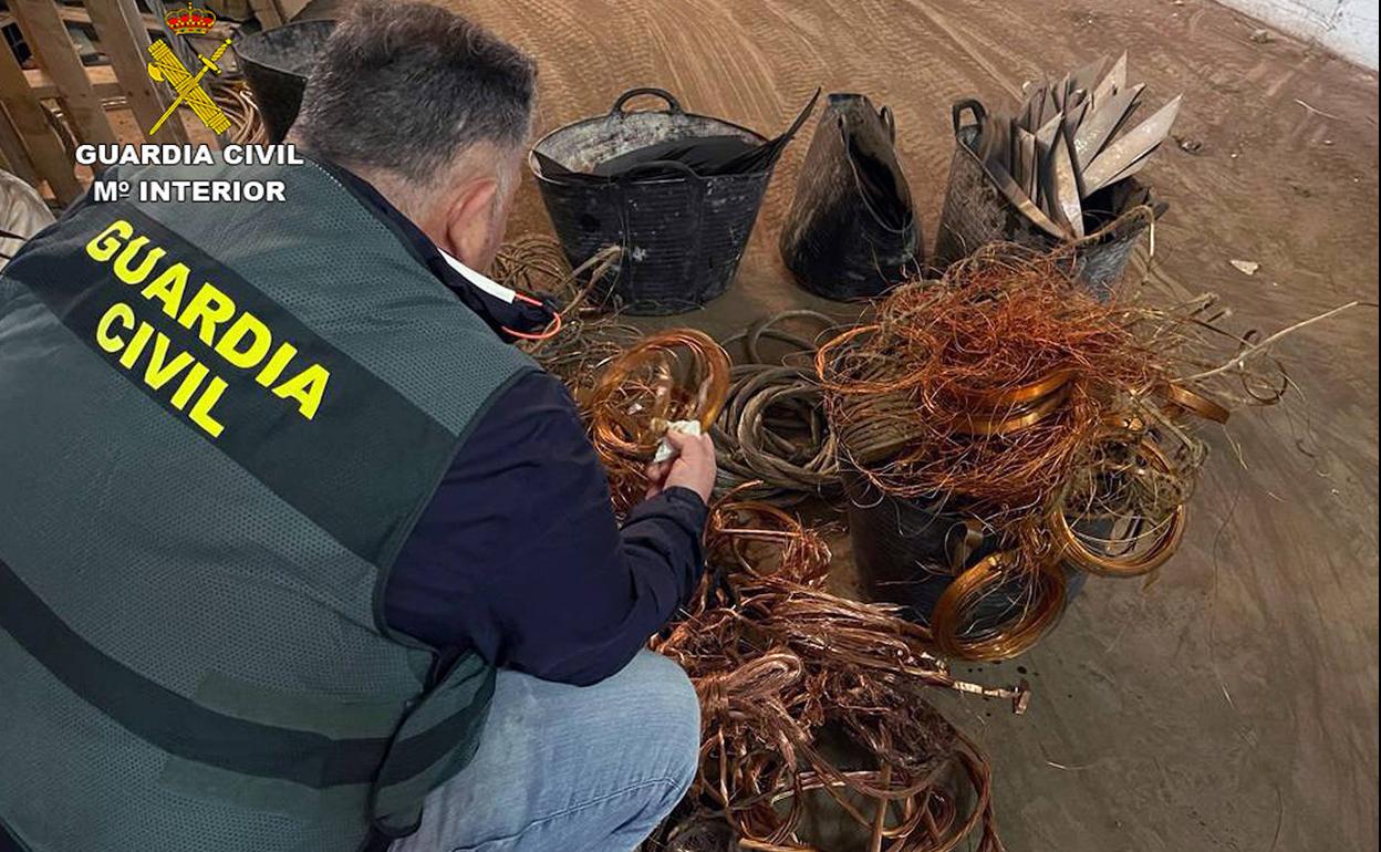 Parte del cableado que sustrajeron del alambrado público.