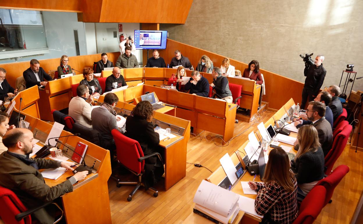 Pleno en el que se acordó recurrir ante el Tribunal Supremo el recorte del Trasvase. 