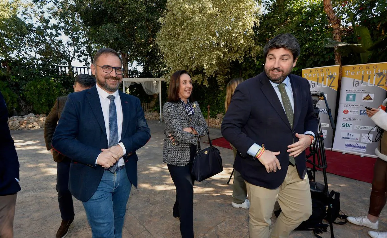 Catalina Miñarro, entre el alcalde de Lorca, Diego J. Mateos, y el presidente Fernando López Miras.