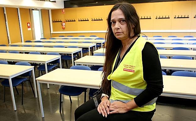 La profesora asociada de la UMU Lola Gracia, este martes, en un aula vacía durante la jornada de protesta. 