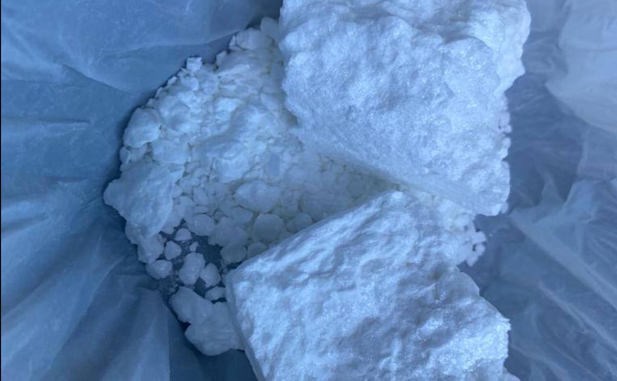 Cocaína que portaba el varón en su chaqueta.
