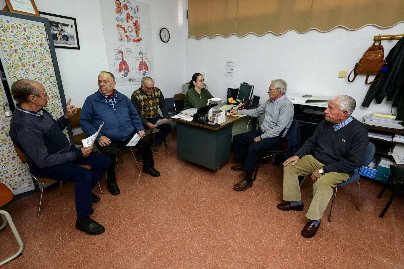 Usuarios de Alamur practican los ejercicios recomendados por su logopeda, Judit Álvarez, durante una sesión de rehabilitación. 