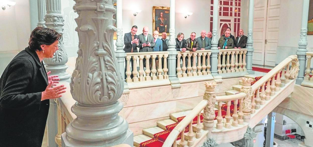 La Mojaquera canta una saeta en las escaleras del Palacio Consistorial, tras la presentación. 