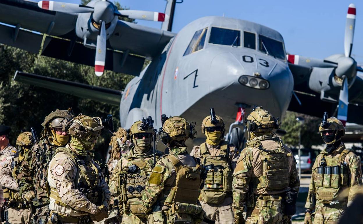 Visita de la ministra Ribera a la base aérea de Alcantarilla, este jueves.