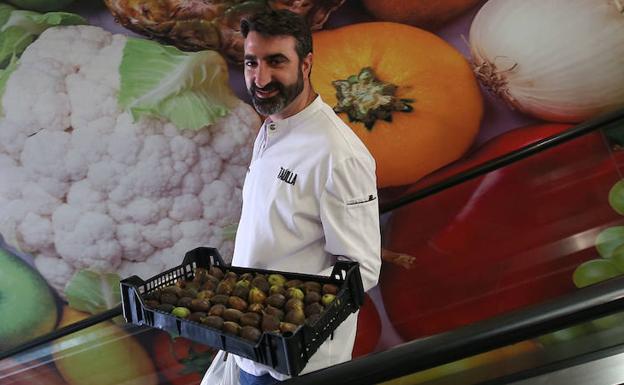 Rodi Fernández, chef de Taúlla, en el mercado de Verónicas.