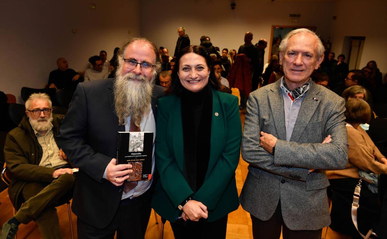José Javier Ruiz Ibáñez, Carmen Sanz Ayán y Francisco Javier Guillamón, esta semana en la presentación de 'Hispanofilia' en el Centro Cultural Las Claras de la Fundación Cajamurcia, en Murcia. 