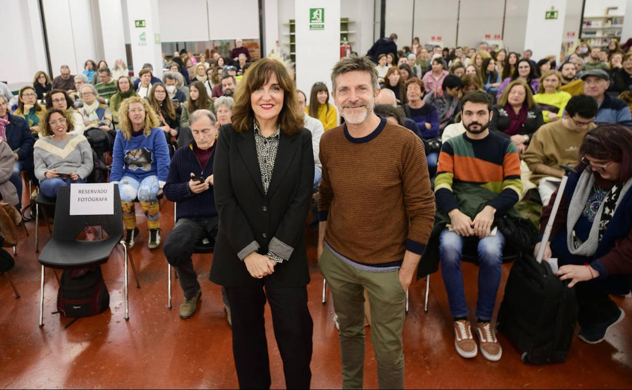 Elvira Lindo y Paco Roca, este viernes, en la Biblioteca Regional de Murcia, abarrotada de público. 