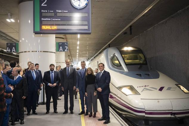 De izq a dcha, el presidente valenciano, Ximo Puig; el presidente del ejecutivo murciano, Fernando López Miras; el Rey Felipe VI; el presidente del Gobierno, Pedro Sánchez; la ministra de Transportes, Raquel Sánchez, y el alcalde de Murcia, José Antonio Serrano, posan en el andén durante la inauguración del AVE Murcia-Madrid en la estación del Carmen.