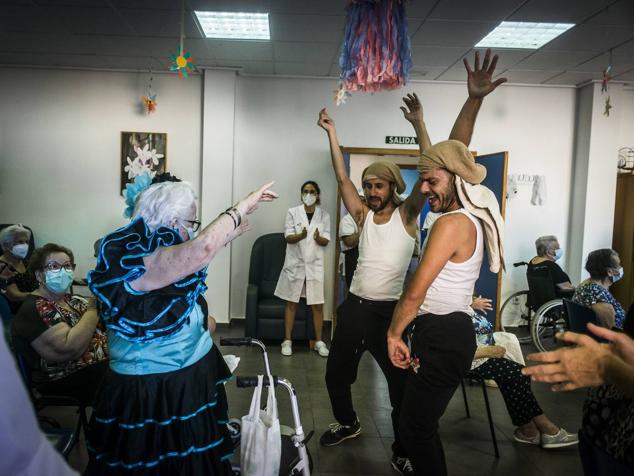 Los integrantes del grupo sevillano 'Volante de la Puebla', participantes en la Semana Flamenca de Alhama de Murcia, durante su visita al Centro de Día de la Tercera Edad. 