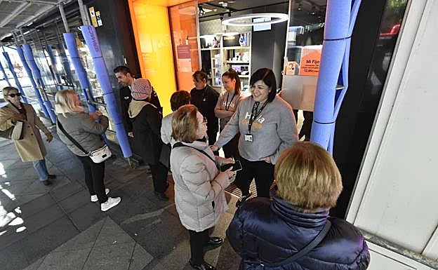 Varias personas protestan en la tienda de Orange de Murcia, este viernes.