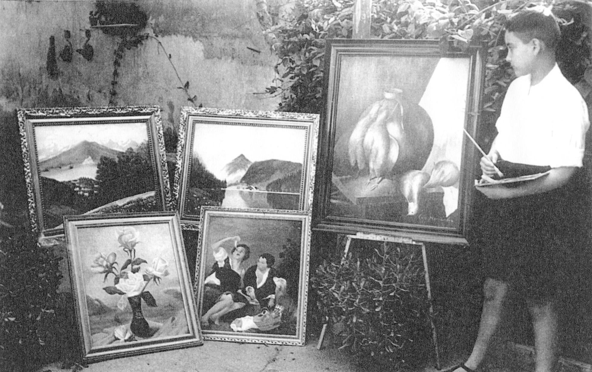 Fotografía en blanco y negro del artista, que entones tenía 13 años, realizada en el patio familiar mientras pintaba rodeado de cuadros apilados por él.
