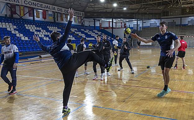 Iván Jimeno lanza y José Ramón Jiménez intenta parar, en un lance del entrenamiento de este jueves.