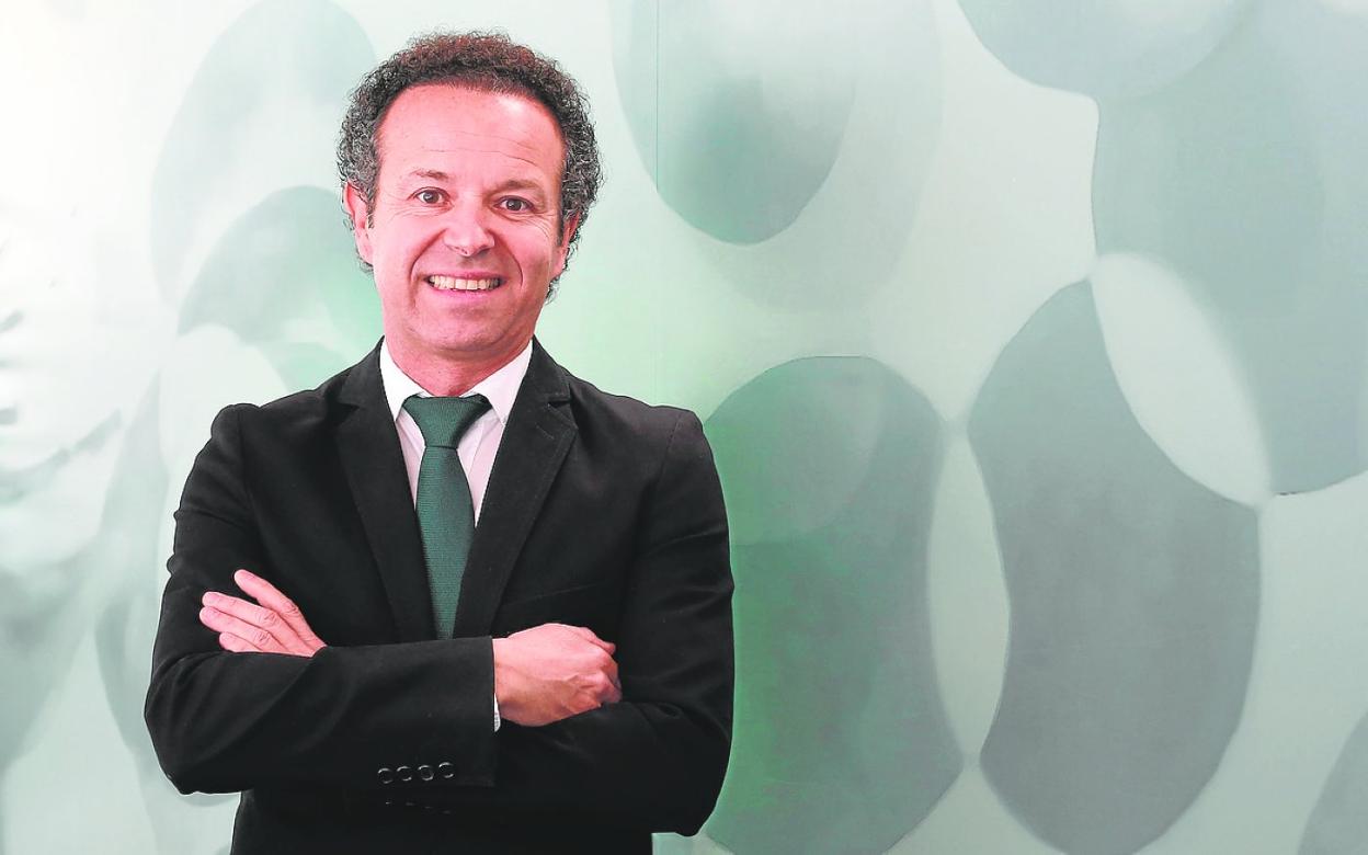 Alberto González-Costea, oftalmólogo y presidente de la Fundación Never Suerrender. 