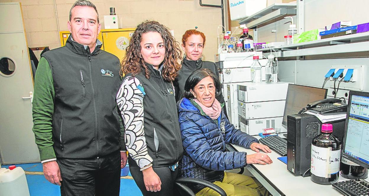 Equipo en el que trabaja Perla A. Gómez (sentada), en la UPCT. 