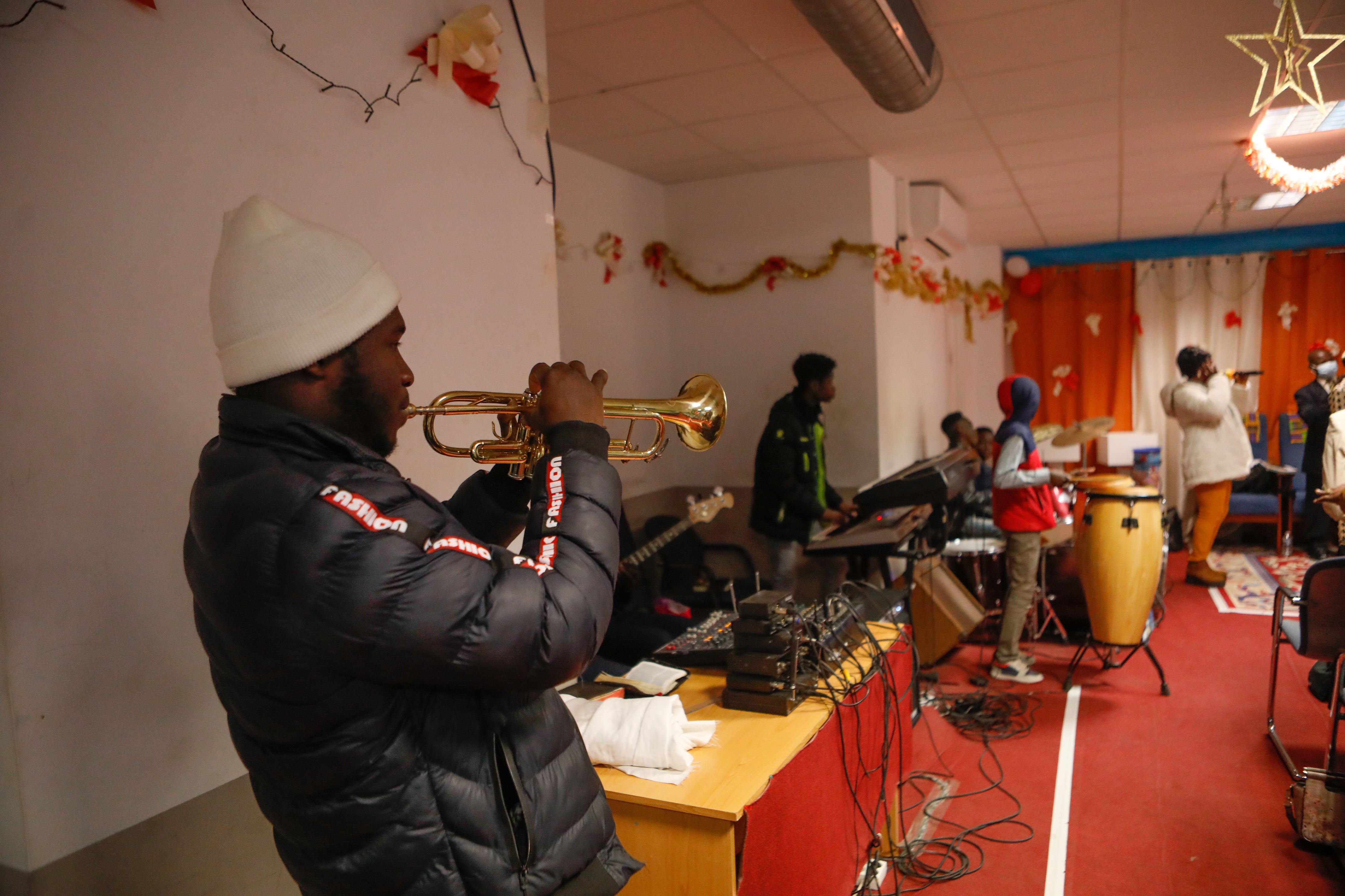 Fotos: Oficio religioso en la iglesia cristiana de Lorca a la que acuden en el barrio de La Viña vecinos de Ghana