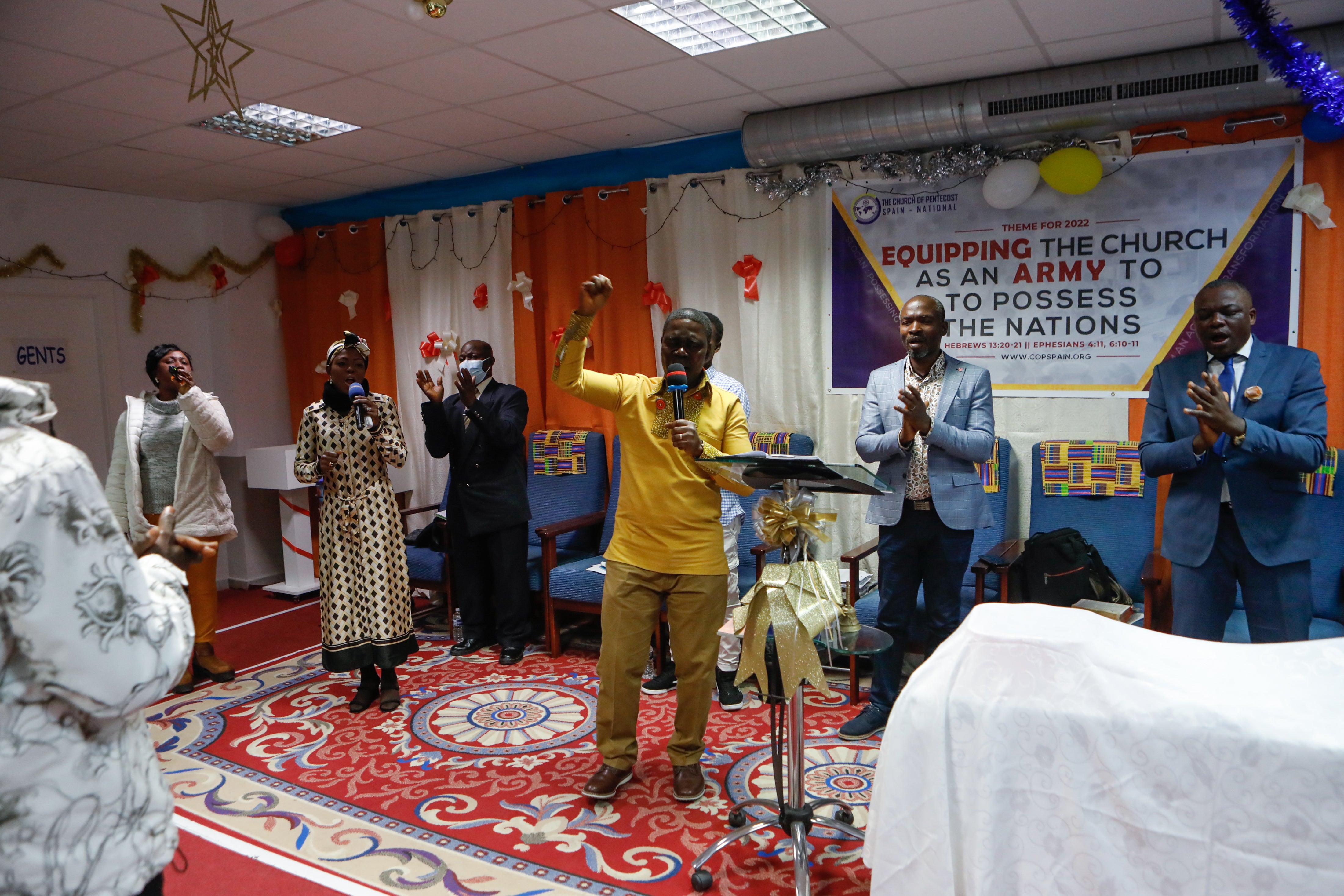 Fotos: Oficio religioso en la iglesia cristiana de Lorca a la que acuden en el barrio de La Viña vecinos de Ghana