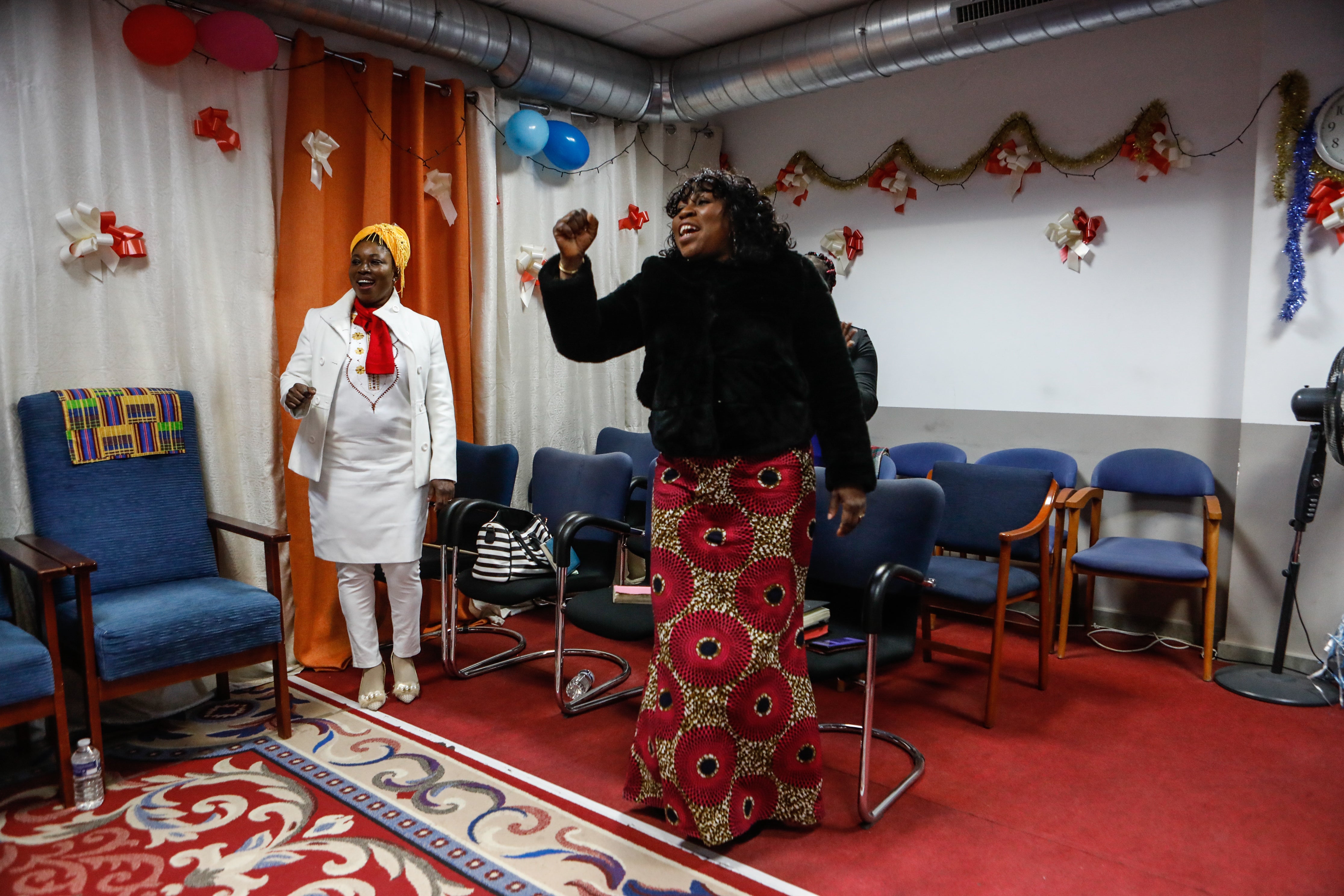 Fotos: Oficio religioso en la iglesia cristiana de Lorca a la que acuden en el barrio de La Viña vecinos de Ghana