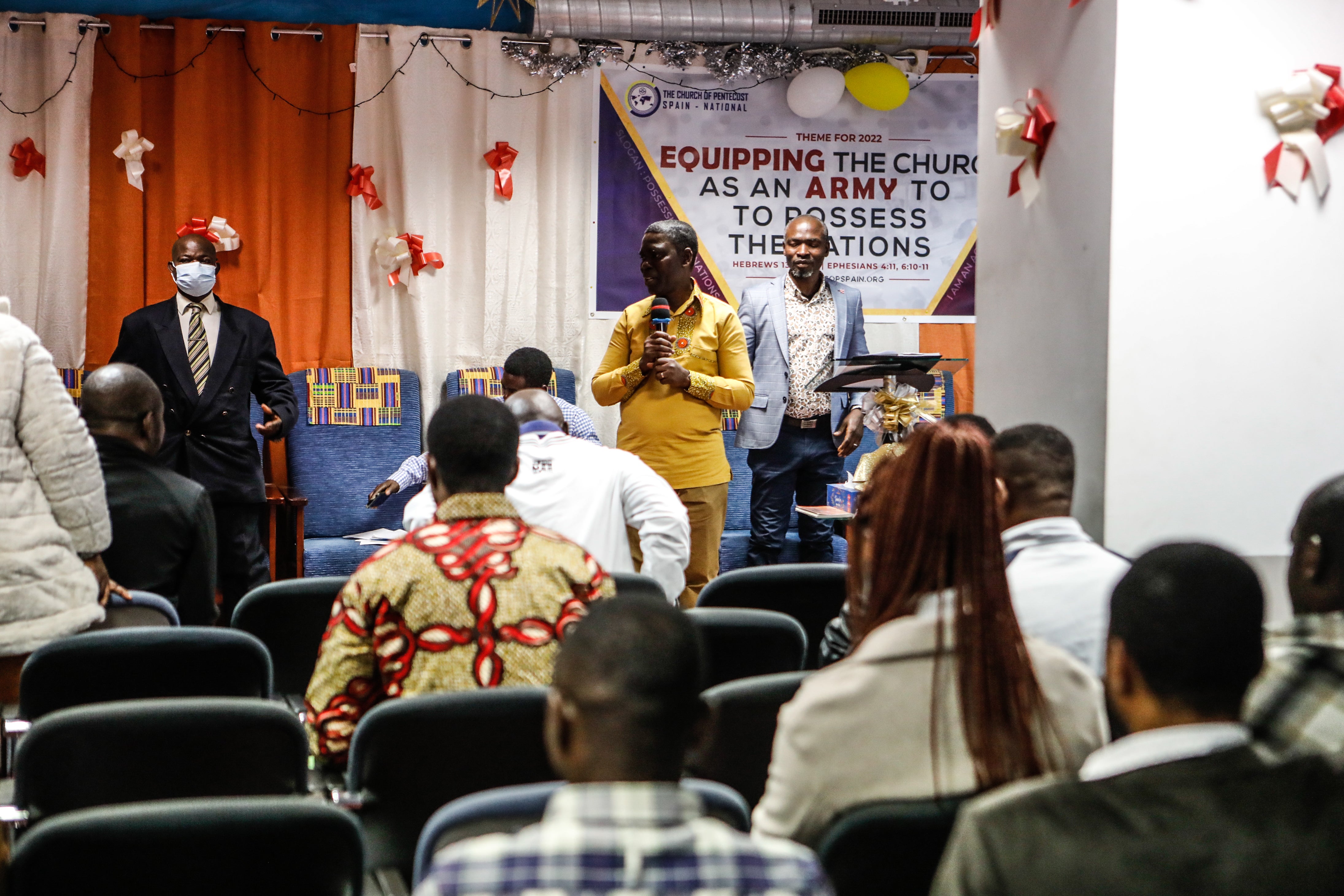 Fotos: Oficio religioso en la iglesia cristiana de Lorca a la que acuden en el barrio de La Viña vecinos de Ghana