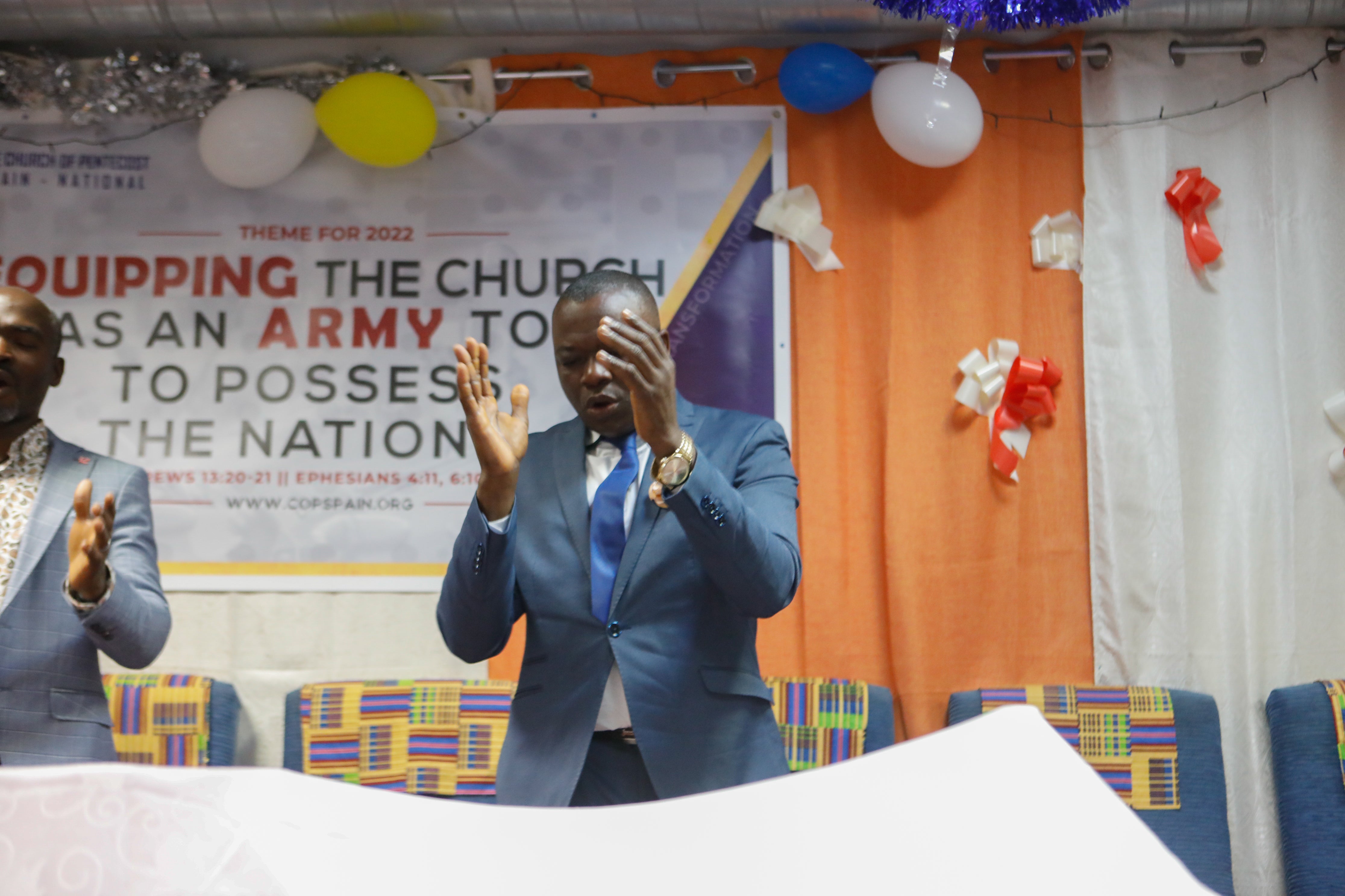 Fotos: Oficio religioso en la iglesia cristiana de Lorca a la que acuden en el barrio de La Viña vecinos de Ghana