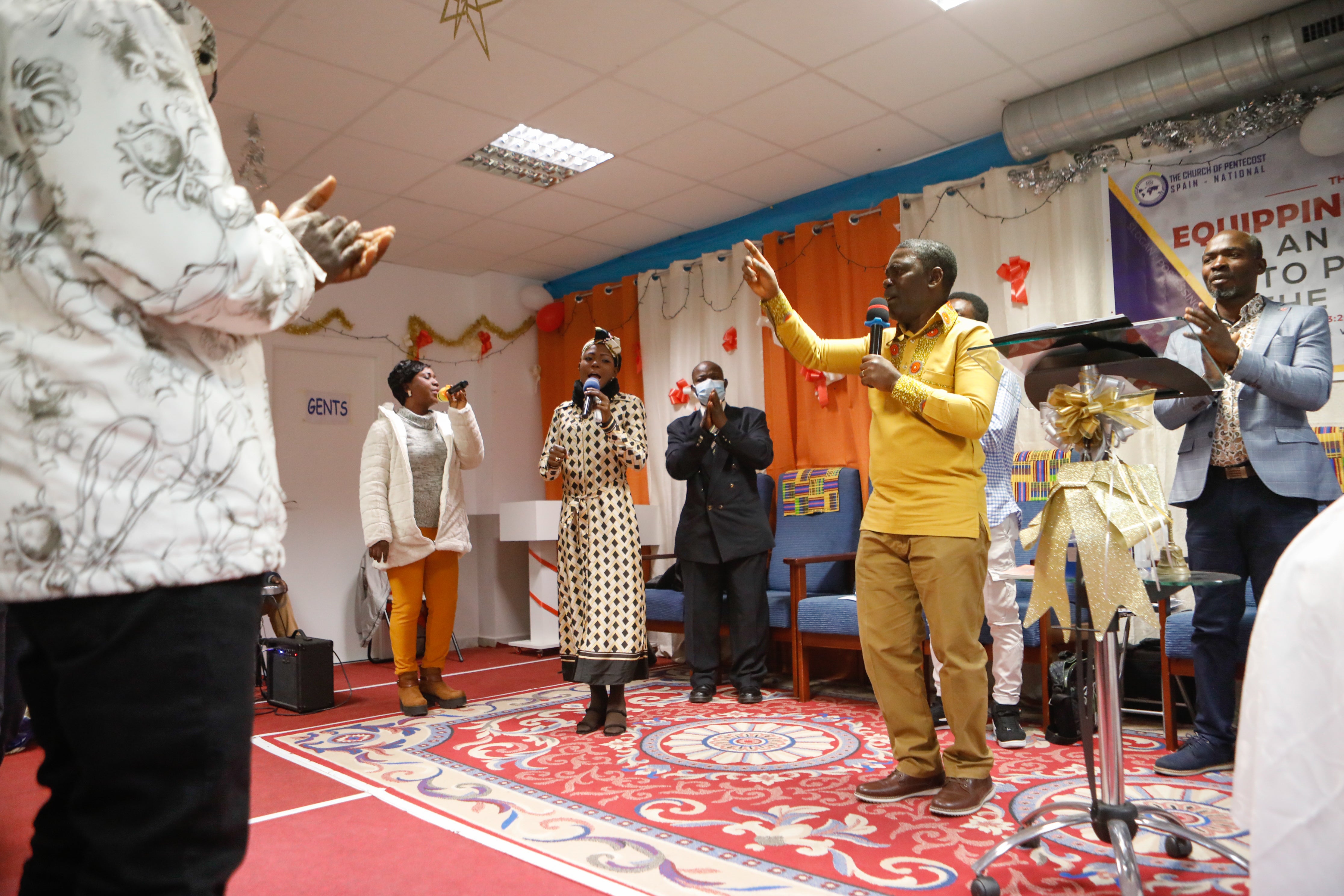 Fotos: Oficio religioso en la iglesia cristiana de Lorca a la que acuden en el barrio de La Viña vecinos de Ghana