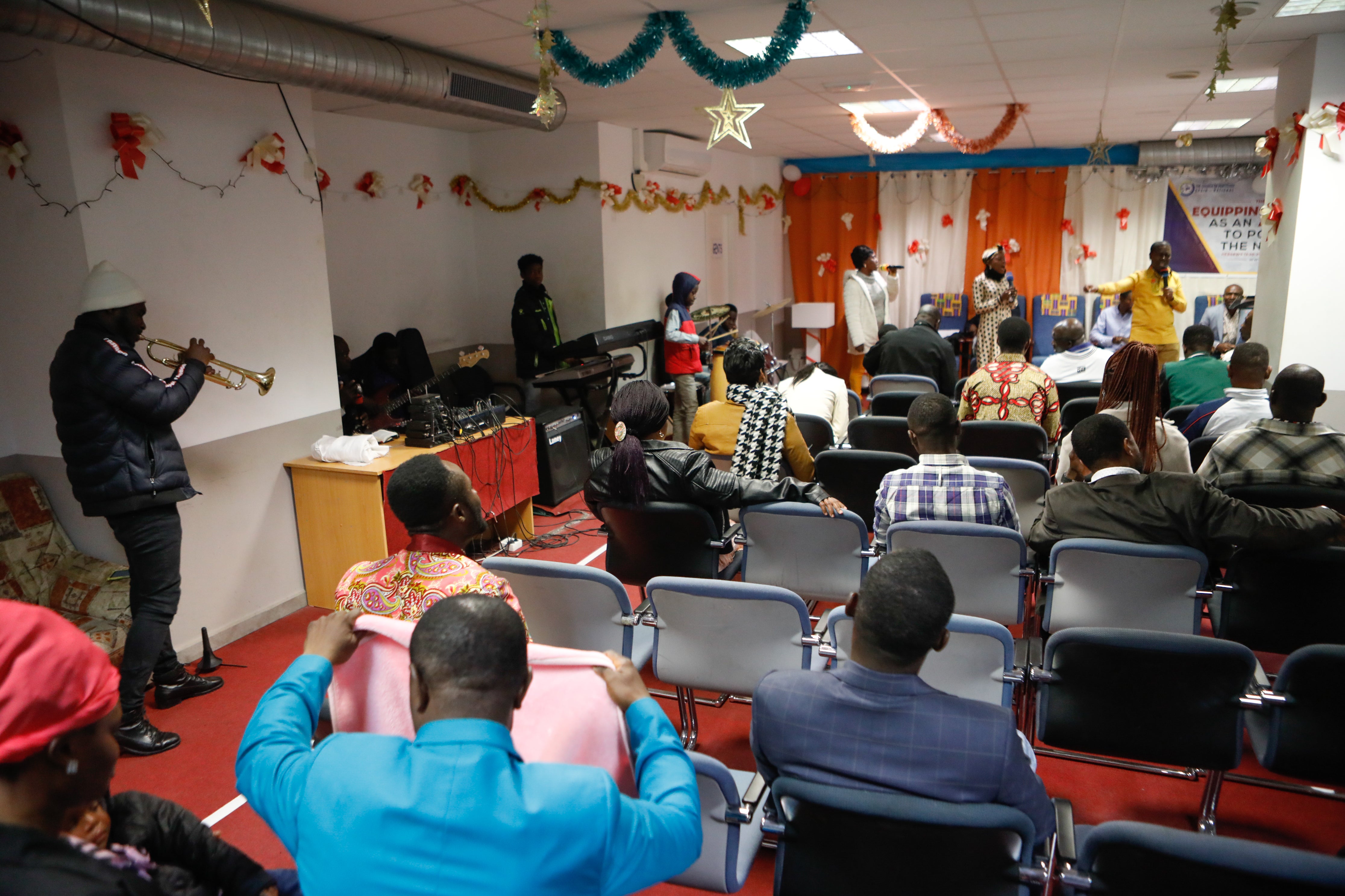 Fotos: Oficio religioso en la iglesia cristiana de Lorca a la que acuden en el barrio de La Viña vecinos de Ghana