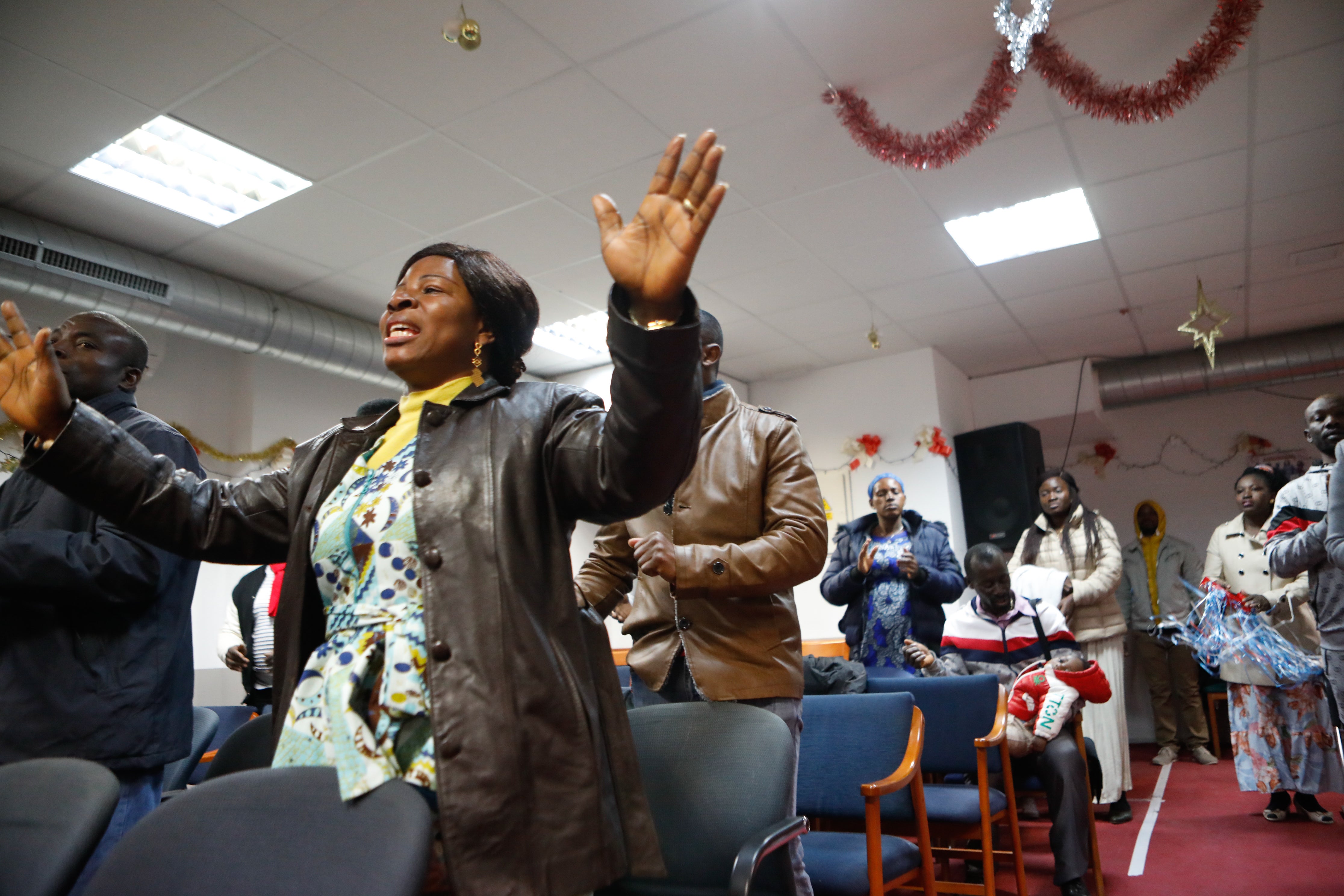 Fotos: Oficio religioso en la iglesia cristiana de Lorca a la que acuden en el barrio de La Viña vecinos de Ghana