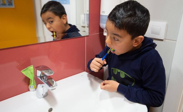 Hora de lavarse los dientes antes de ir al cole.