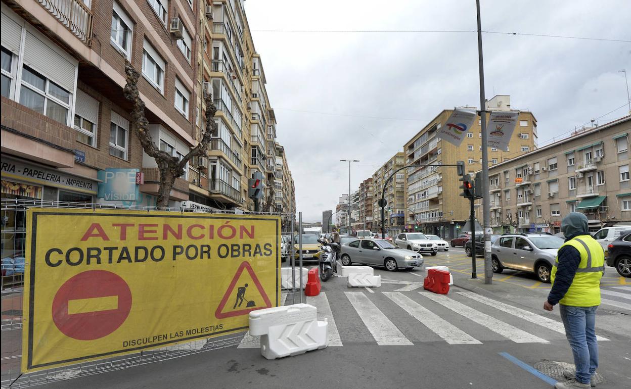 Un operario señaliza la zona de Ronda Norte en la que se han iniciado las obras. 