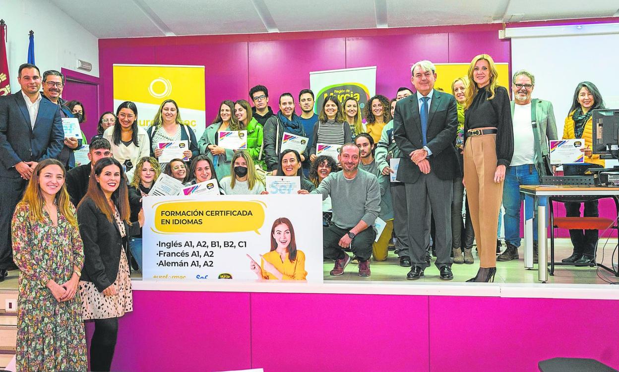 Alumnos de Euroformac que recibieron el diploma en elacto organizado en el SEF. 