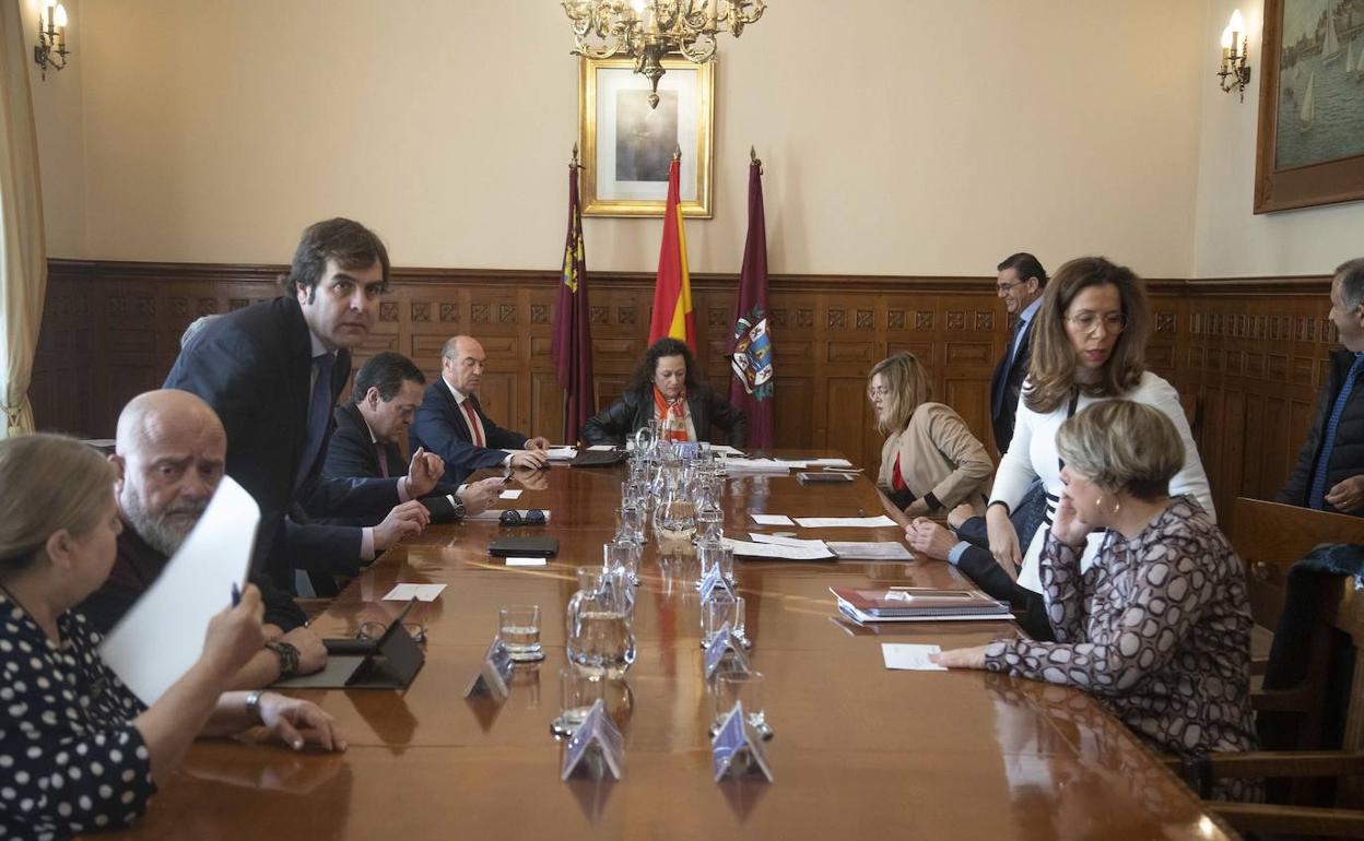 Pedro Pablo Hernández, de pie a la izquierda, en un Consejo de Administración del Puerto de Cartagena en marzo de 2020. Al fondo, Yolanda Muñoz. 