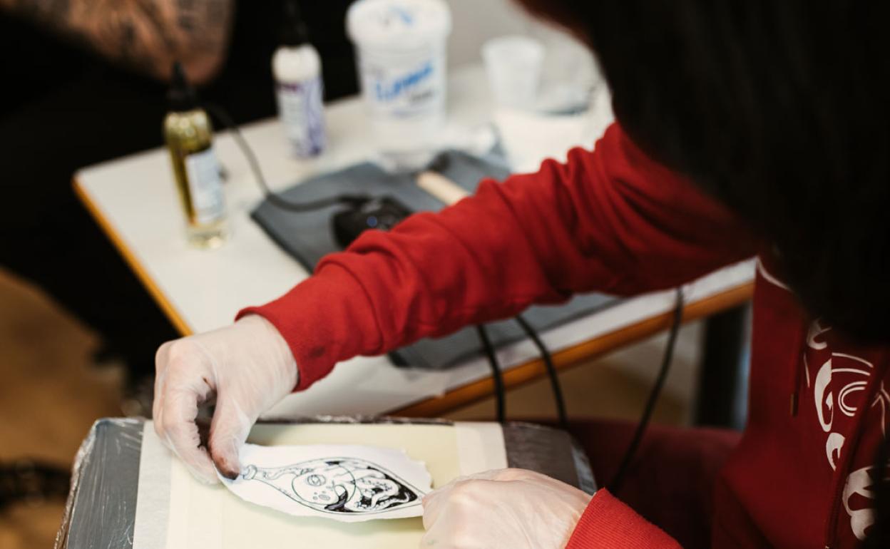 Los cursos conllevan la acreditación oficial para trabajar en cualquier comunidad autónoma. Los alumnos aprenden desde cero la práctica del tatuaje. 