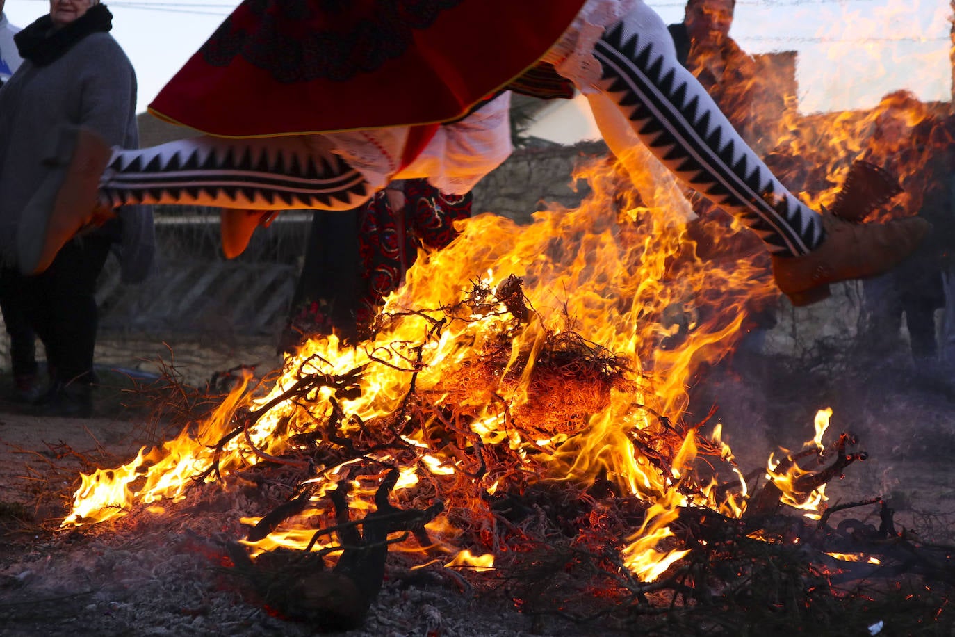 Fotos: Las Águedas desafían al fuego