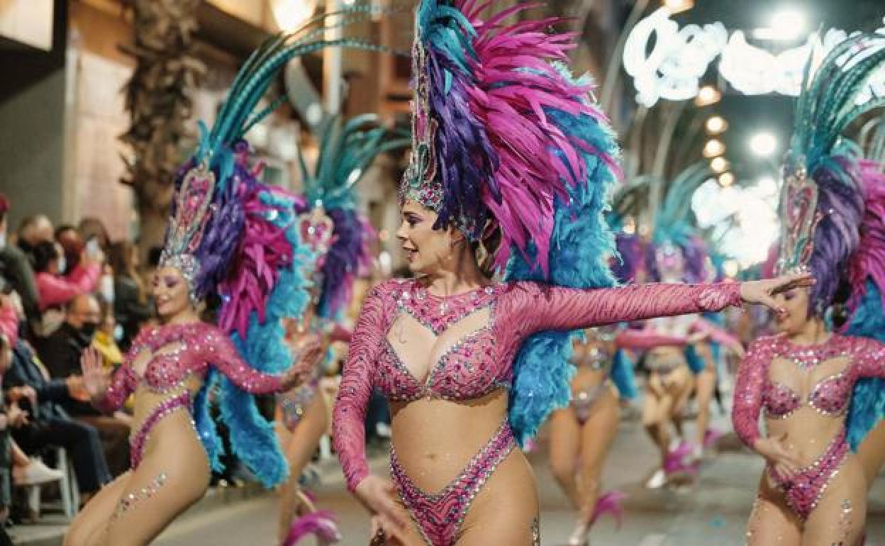 Tres mujeres desfilan durante las pasadas fiestas de Carnaval. 