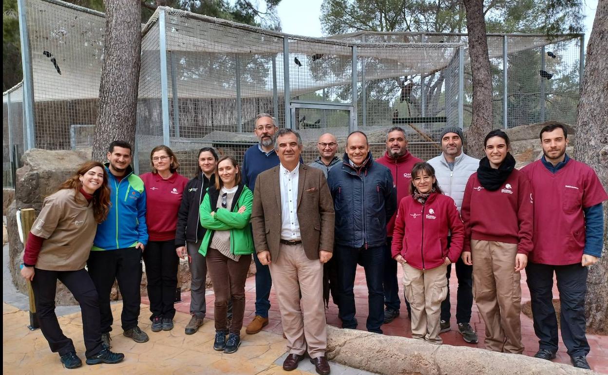 El consejero de Medio Ambiente, Mar Menor, Universidades e Investigación, Juan María Vázquez, con parte del equipo en el Centro de Recuperación de Fauna Silvestre El Valle.