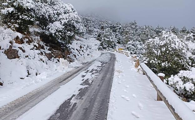 Carretera Collado Bermejo en dirección Pozos de la Nieve, en Totana, cortada por la nieve.