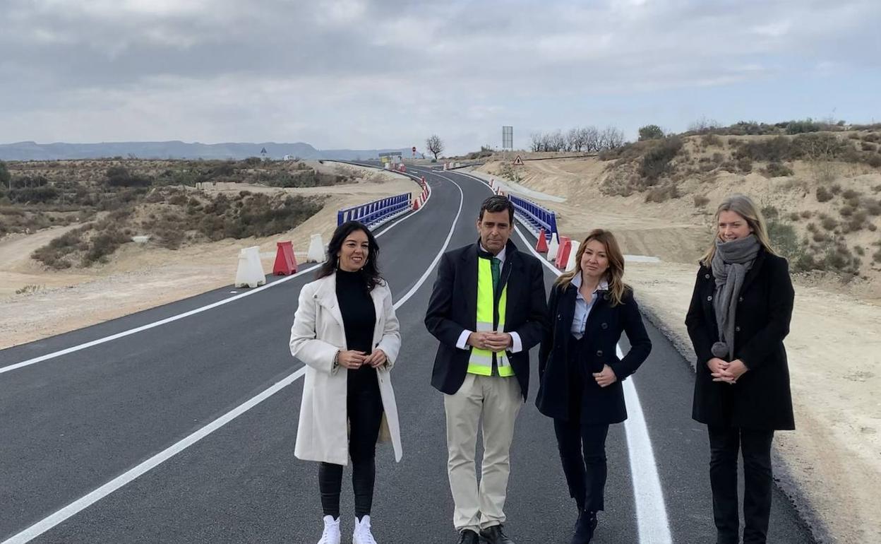 La alcaldesa de Campos del Río, María José Pérez, junto a miembros del equipo de Gobierno y técnicos del Ayuntamiento acompañan al consejero de Fomento e Infraestructuras, José Ramón Díez de Revenga, y a la directora general de Carreteras, María Casajús, en una visita a la RM-531