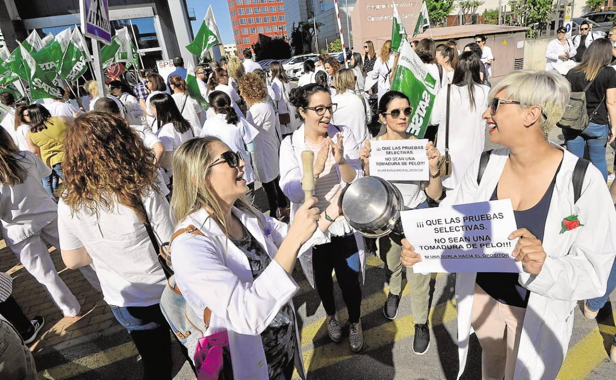 Enfermeras durante una protesta frente la sede del SMS, en 2019, por el contenido del examen en esta categoría, que generó numerosas críticas. 