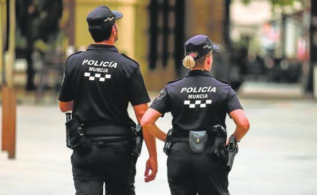 Dos agentes de la Policía Local de Murcia, en una imagen de archivo.