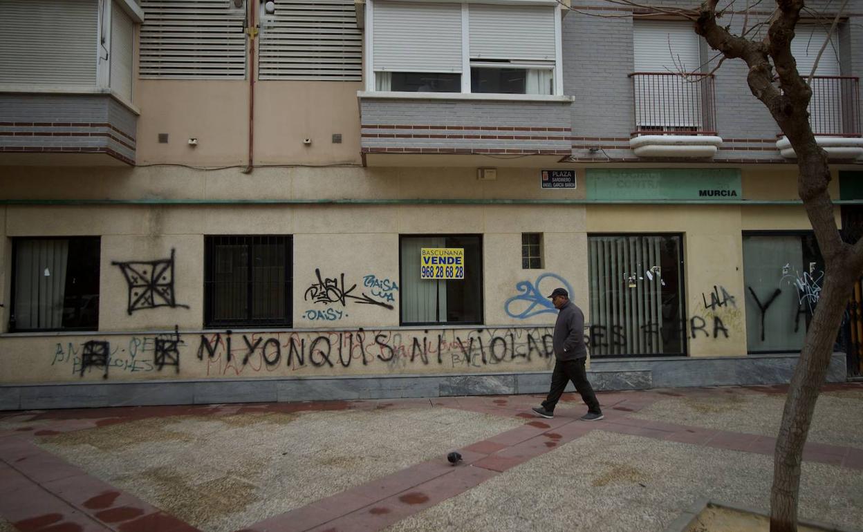 Pintadas en el centro que La Huertecica buscaba utilizar como sede en Murcia.
