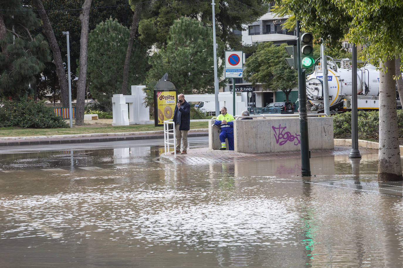 Fotos: Una avería en la red de agua potable anega la Plaza de España de Cartagena